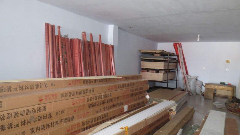 在防水材料固化后，进行贴砖工作前，需要做好以下准备工作：